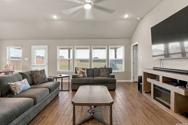 155 ARCHED OAK LOOP, Floresville, TX 78114