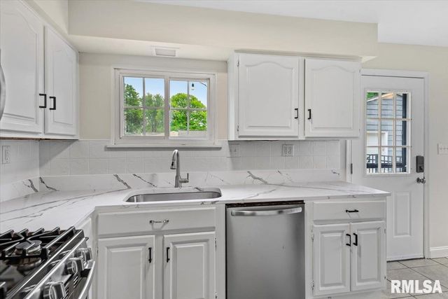 306 WILLOW GLEN Way, Chatham, IL 62629