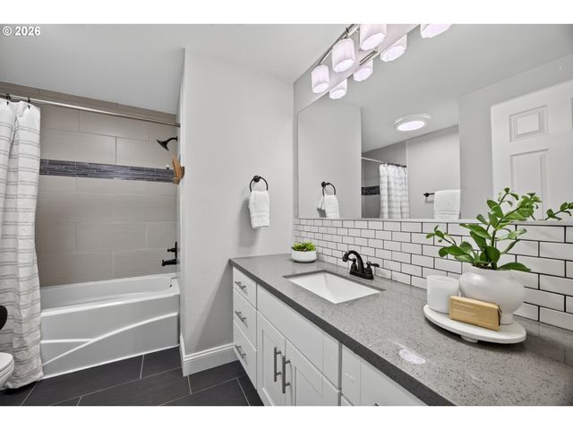17330 Nw LONEROCK Ln, Beaverton, OR 97006