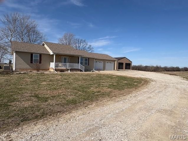 1013 Z And Z Road, Greenville, IL 62246