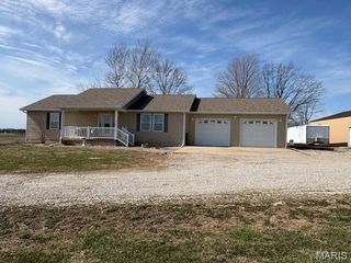 1013 Z And Z Road, Greenville, IL 62246