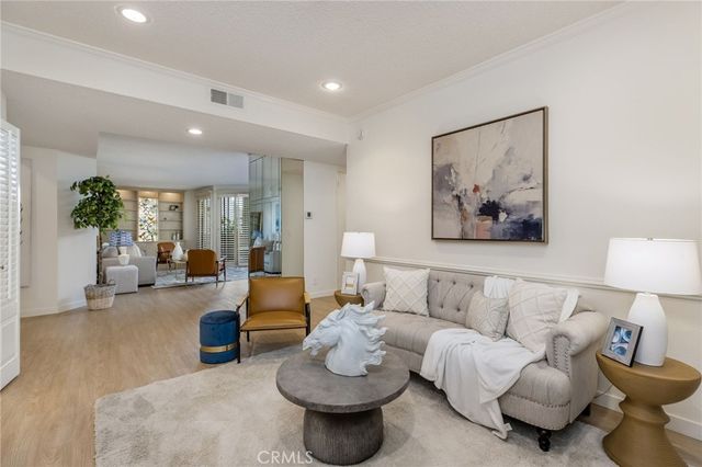 5216 Yarmouth Avenue 105, Encino, CA 91316