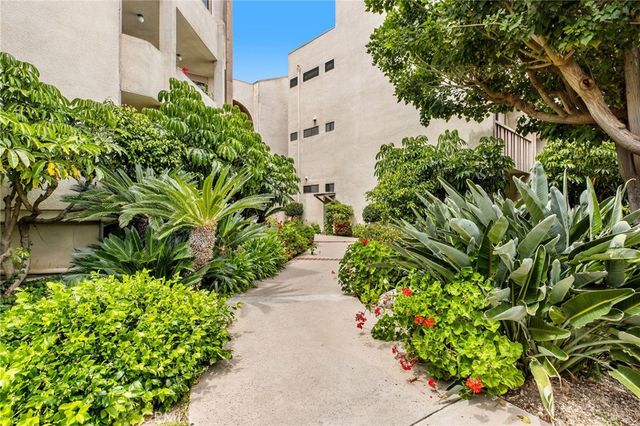 5216 Yarmouth Avenue 105, Encino, CA 91316