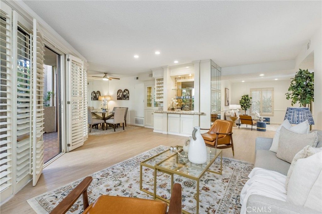 5216 Yarmouth Avenue 105, Encino, CA 91316