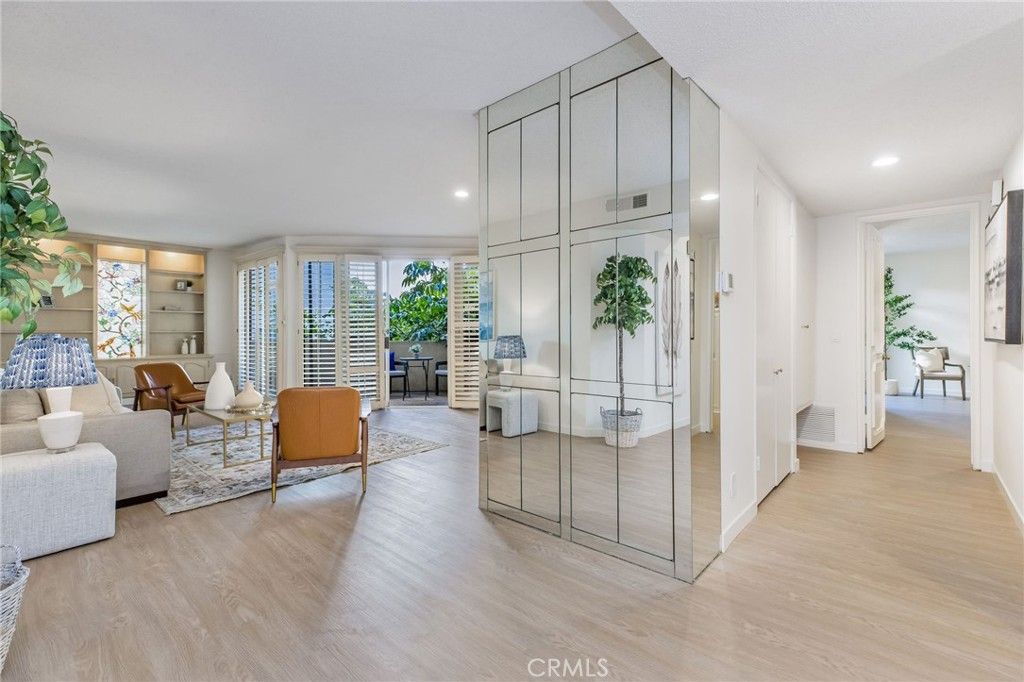 5216 Yarmouth Avenue 105, Encino, CA 91316 — photo 2