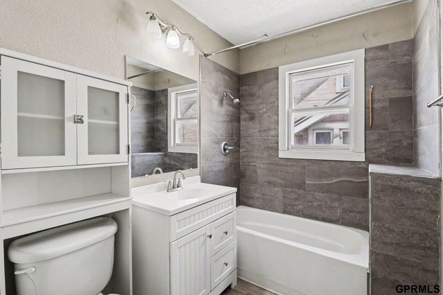 3076 S 34Th Street, Omaha, NE 68105