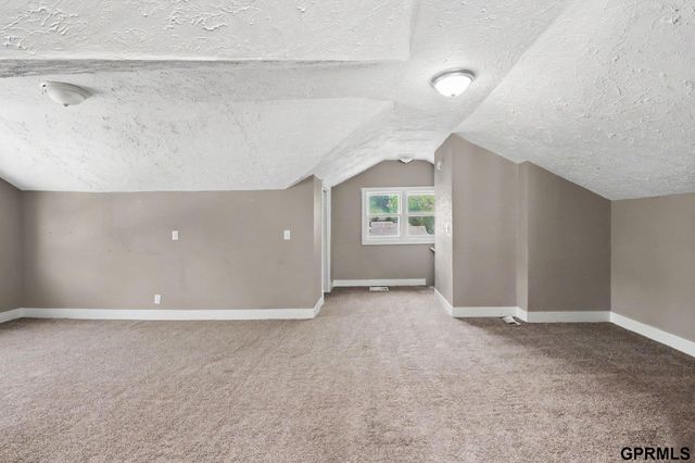 3076 S 34Th Street, Omaha, NE 68105