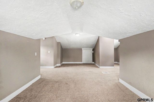 3076 S 34Th Street, Omaha, NE 68105