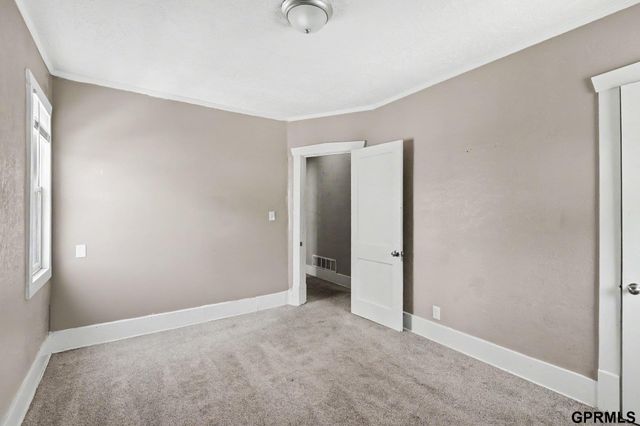 3076 S 34Th Street, Omaha, NE 68105