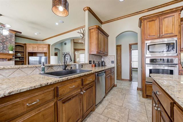 8108 Redhawk Lane, Edmond, OK 73034