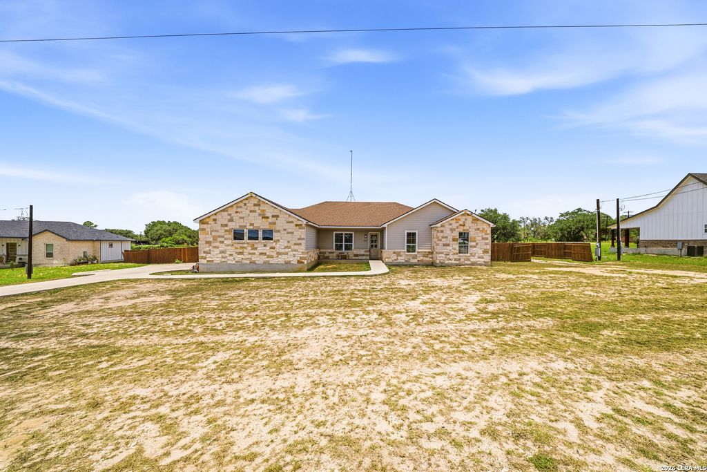 55 LOG CABIN WAY, Poteet, TX 78065