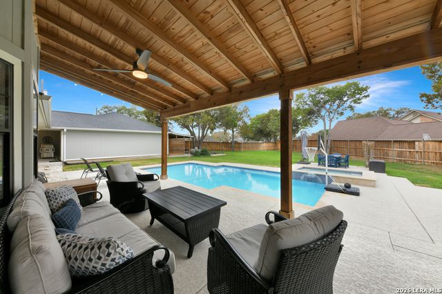 384 Hunters Creek, New Braunfels, TX 78132