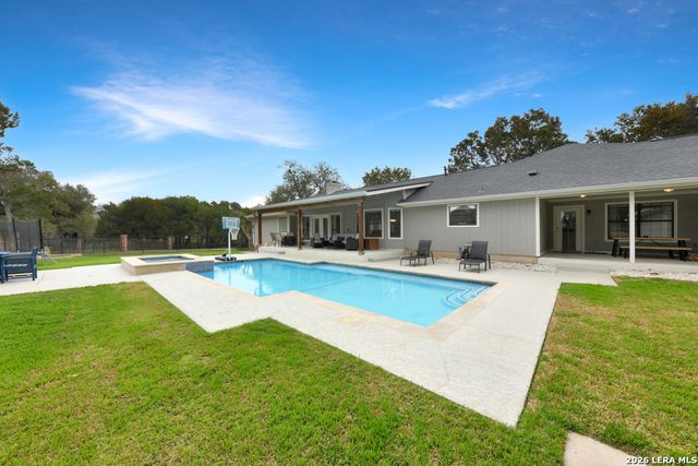 384 Hunters Creek, New Braunfels, TX 78132