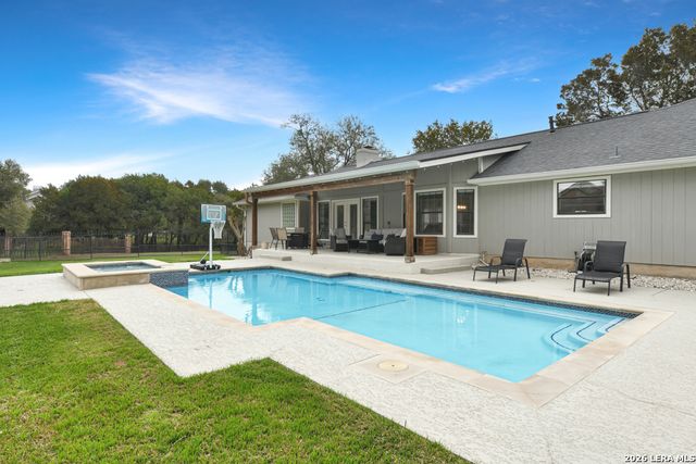 384 Hunters Creek, New Braunfels, TX 78132