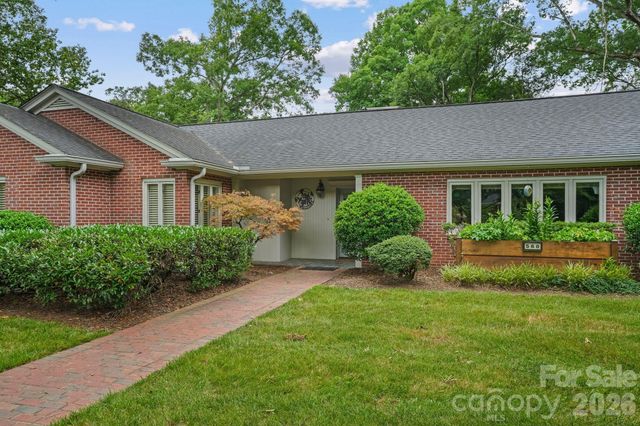 560 11th Avenue Circle NW, Hickory, NC 28601
