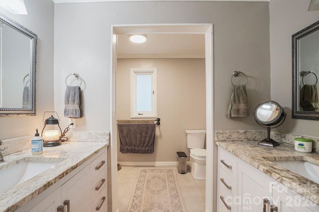 560 11th Avenue Circle NW, Hickory, NC 28601