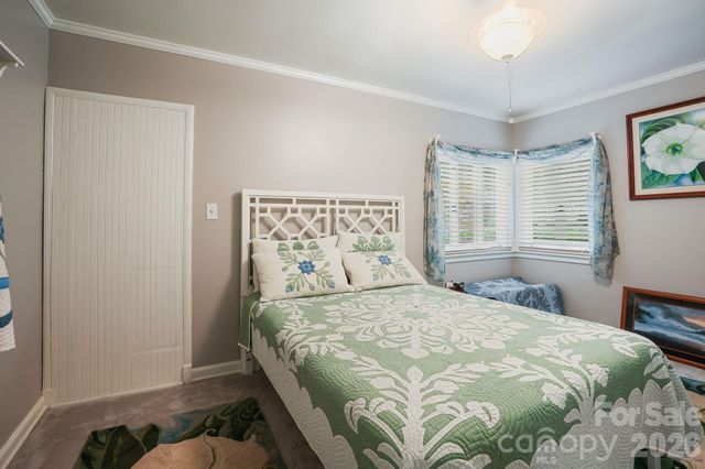 560 11th Avenue Circle NW, Hickory, NC 28601