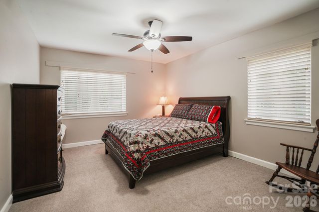 560 11th Avenue Circle NW, Hickory, NC 28601
