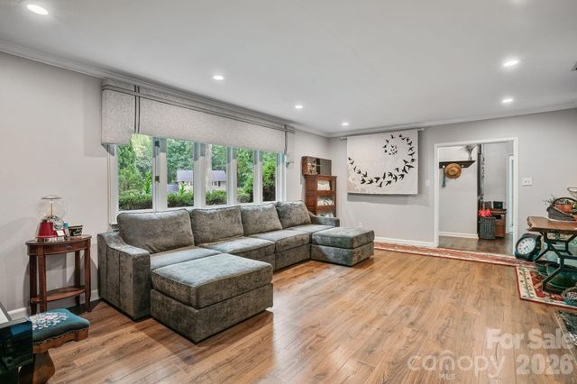 560 11th Avenue Circle NW, Hickory, NC 28601