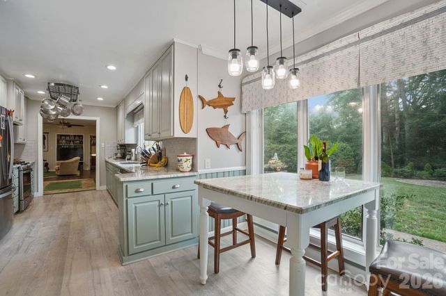 560 11th Avenue Circle NW, Hickory, NC 28601