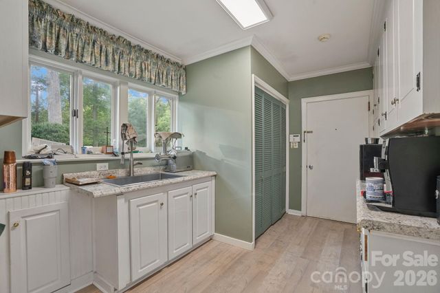 560 11th Avenue Circle NW, Hickory, NC 28601