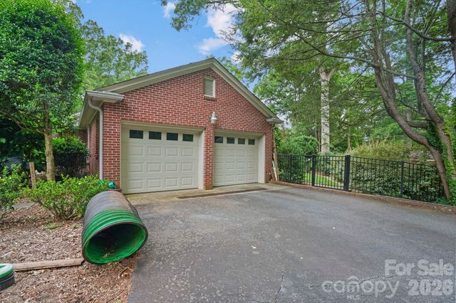 560 11th Avenue Circle NW, Hickory, NC 28601