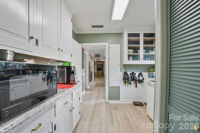 560 11th Avenue Circle NW, Hickory, NC 28601
