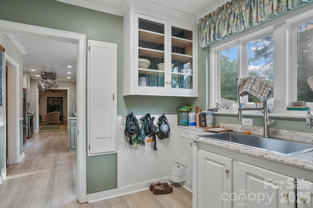 560 11th Avenue Circle NW, Hickory, NC 28601