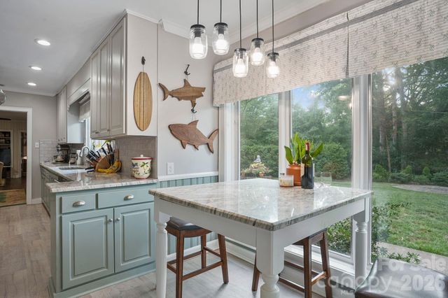 560 11th Avenue Circle NW, Hickory, NC 28601