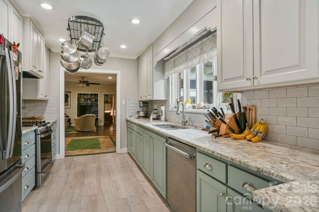 560 11th Avenue Circle NW, Hickory, NC 28601