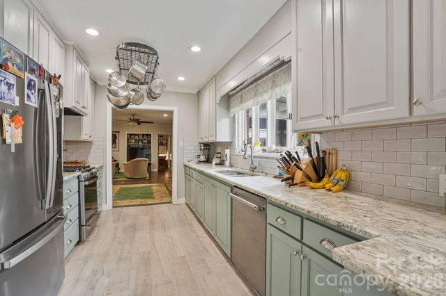 560 11th Avenue Circle NW, Hickory, NC 28601