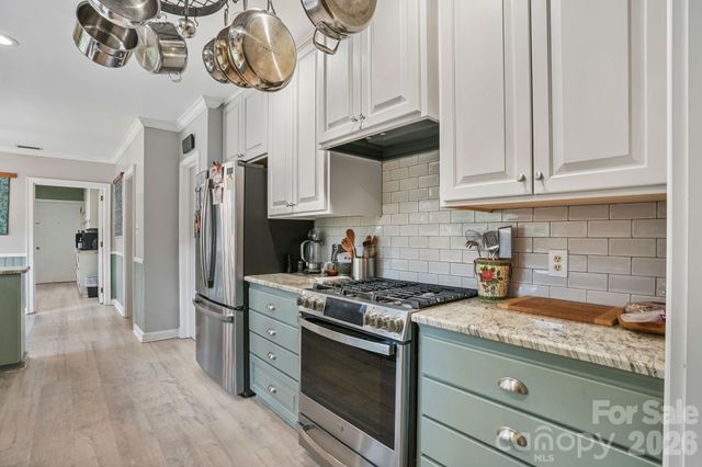 560 11th Avenue Circle NW, Hickory, NC 28601