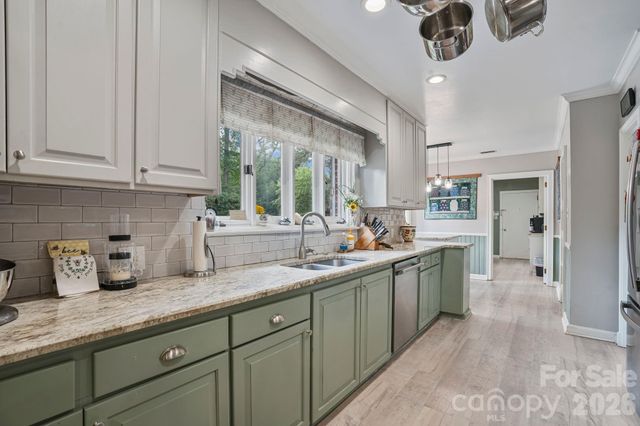 560 11th Avenue Circle NW, Hickory, NC 28601