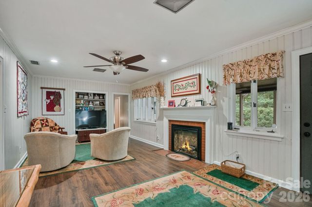 560 11th Avenue Circle NW, Hickory, NC 28601