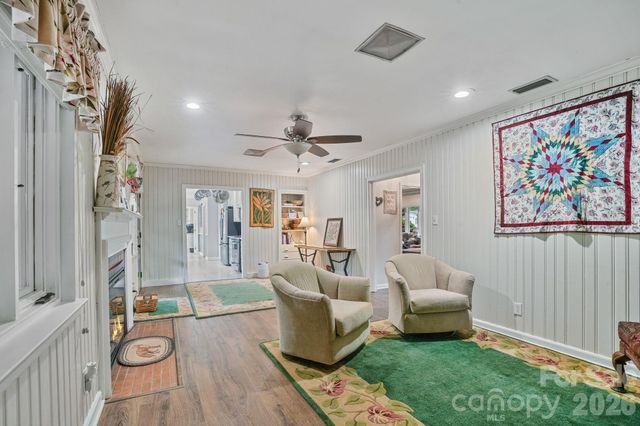 560 11th Avenue Circle NW, Hickory, NC 28601