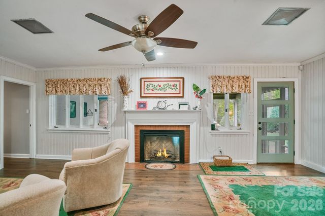 560 11th Avenue Circle NW, Hickory, NC 28601