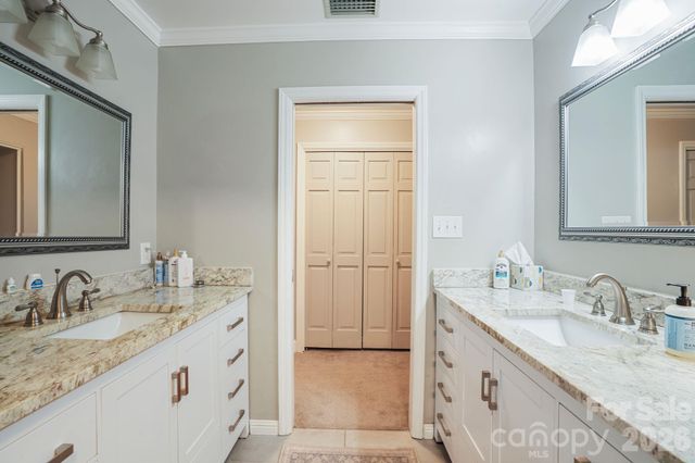 560 11th Avenue Circle NW, Hickory, NC 28601