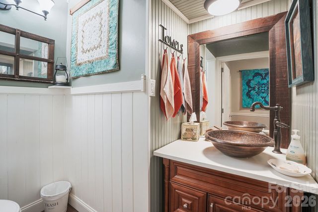 560 11th Avenue Circle NW, Hickory, NC 28601