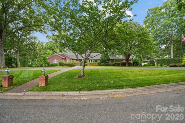 560 11th Avenue Circle NW, Hickory, NC 28601