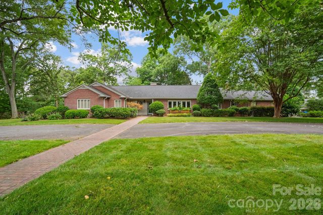 560 11th Avenue Circle NW, Hickory, NC 28601