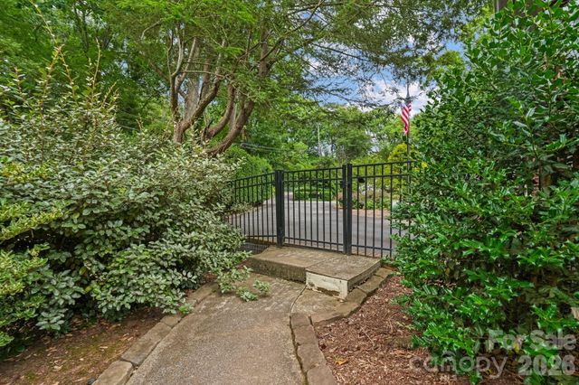 560 11th Avenue Circle NW, Hickory, NC 28601