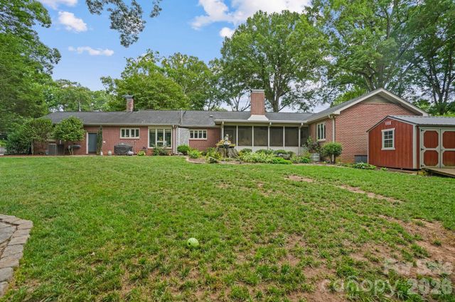 560 11th Avenue Circle NW, Hickory, NC 28601