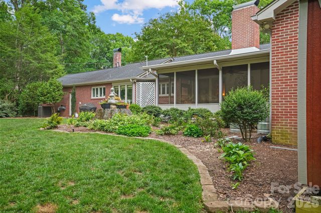 560 11th Avenue Circle NW, Hickory, NC 28601
