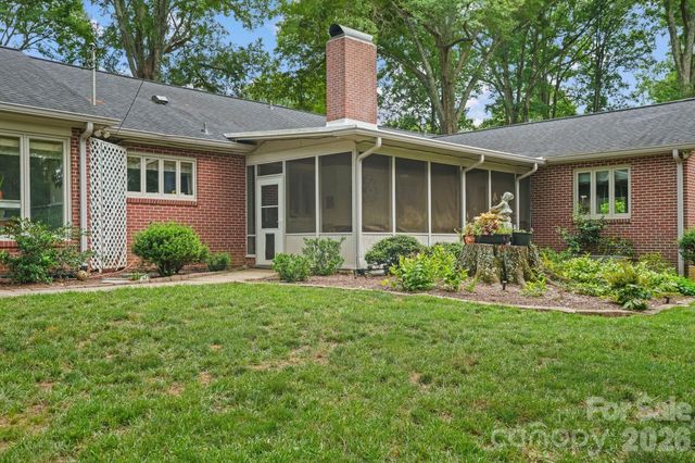 560 11th Avenue Circle NW, Hickory, NC 28601