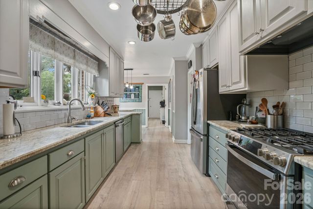 560 11th Avenue Circle NW, Hickory, NC 28601