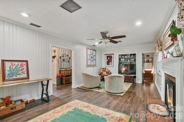 560 11th Avenue Circle NW, Hickory, NC 28601