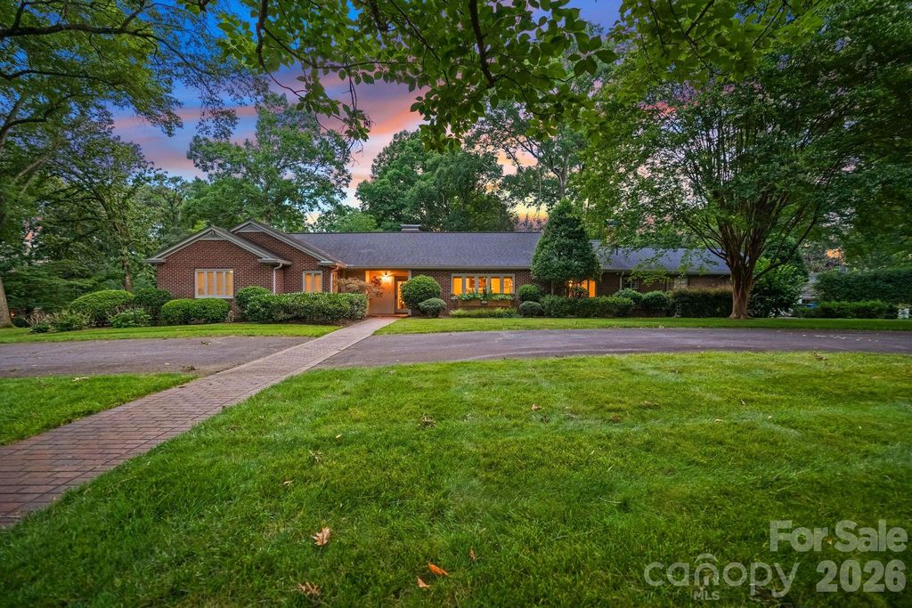 560 11th Avenue Circle NW, Hickory, NC 28601