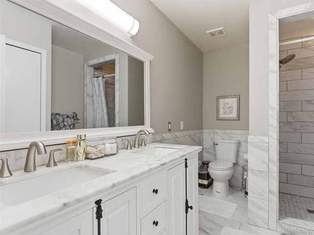 48194 Lamplighter Trail, Macomb Township, MI 48044