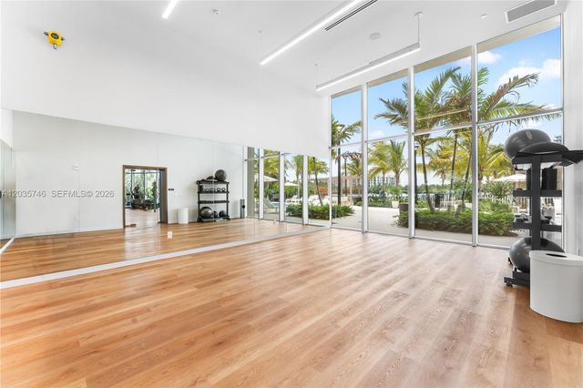 2411 Laguna Circle 705, North Miami, FL 33181