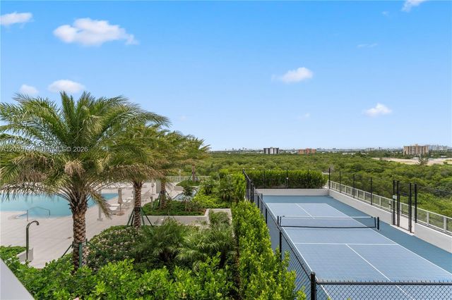 2411 Laguna Circle 705, North Miami, FL 33181